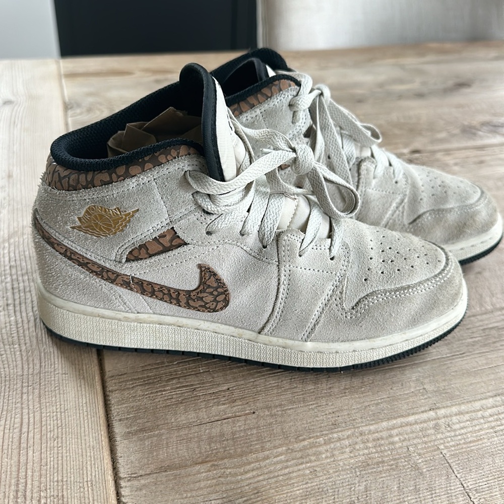 Air Jordan 1 mid SE boys 4Y